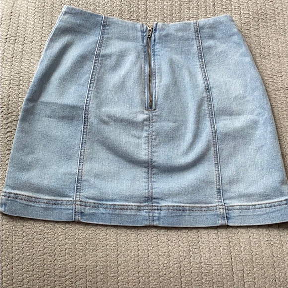Light blue jean skirt - Picture 3 of 3